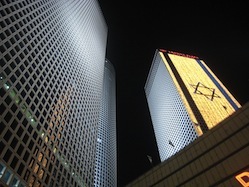 Azrieli_Tower_and_Flag